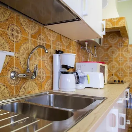 Central Downtown 2 Bed Apartment *