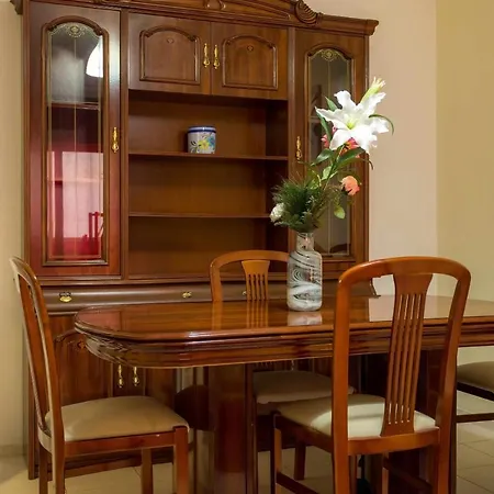 Central Downtown 2 Bed Apartment *